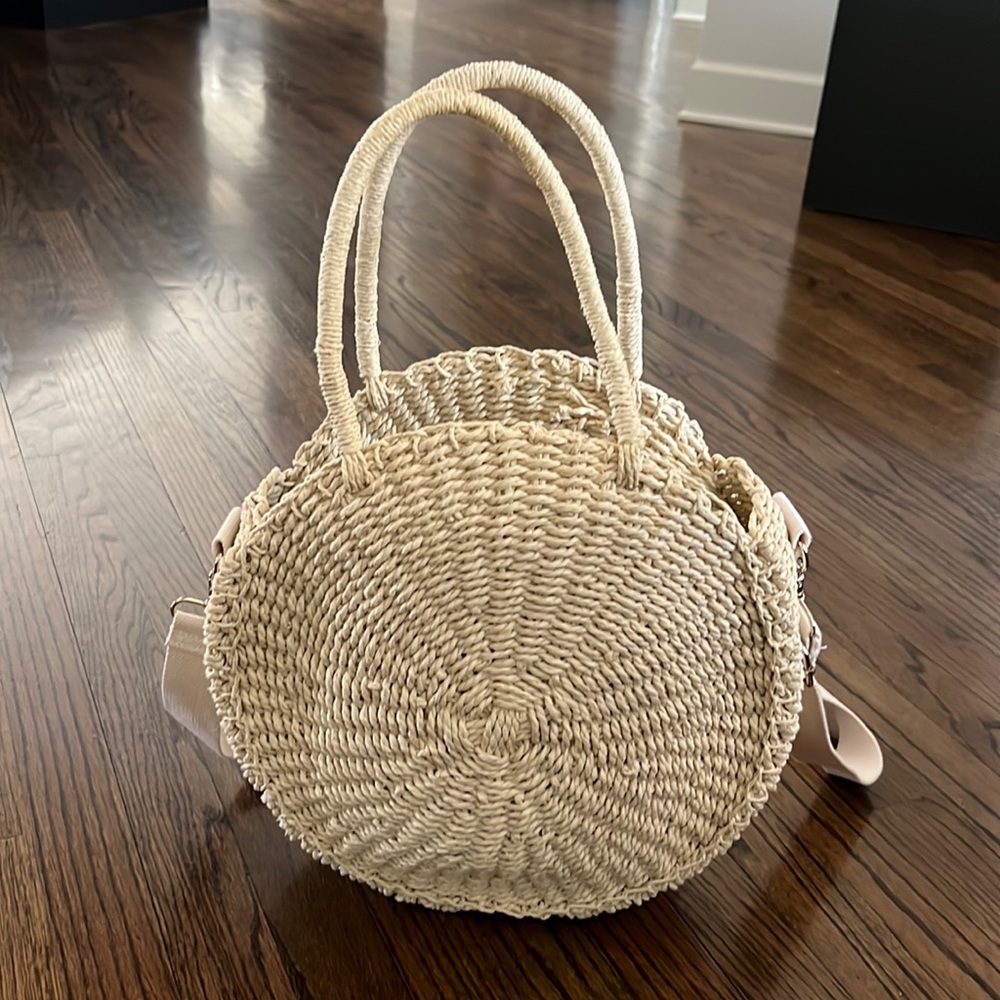 GAP NWOT Straw style round purse. Removable strap.
